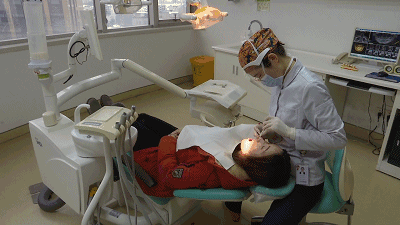 Mới 28 tuổi đã rụng răng như bà lão, cô gái Trung Quốc bất ngờ vì căn bệnh tiềm ẩn đằng sau đó - Ảnh 4.