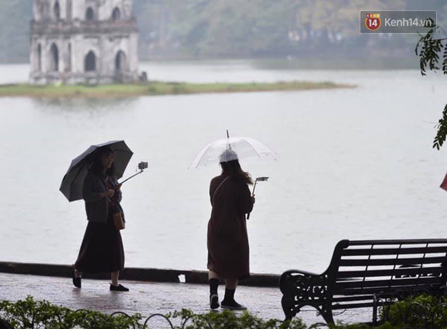 Giữa trưa Hà Nội vẫn chìm trong sương mù dày đặc, nóc các tòa cao tầng gần như biến mất hoàn toàn - Ảnh 8.