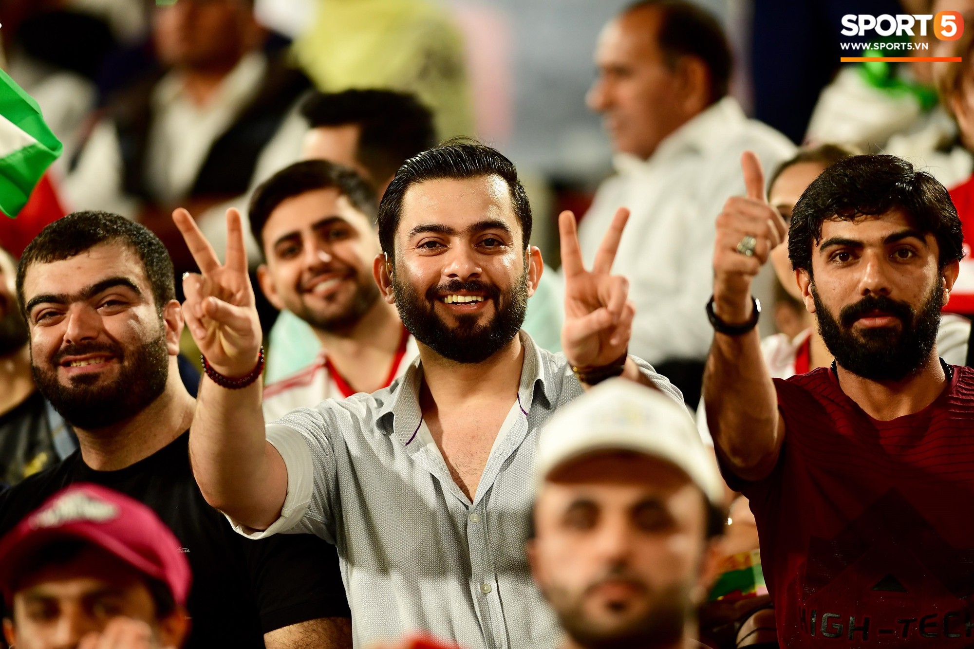 Ngất ngây với vẻ đẹp của fangirl Iran trong ngày đội nhà giành chiến thắng đậm trước Yemen - Ảnh 8. Ngất ngây với vẻ đẹp của fangirl Iran trong ngày đội nhà giành chiến thắng đậm trước Yemen - Ảnh 8.