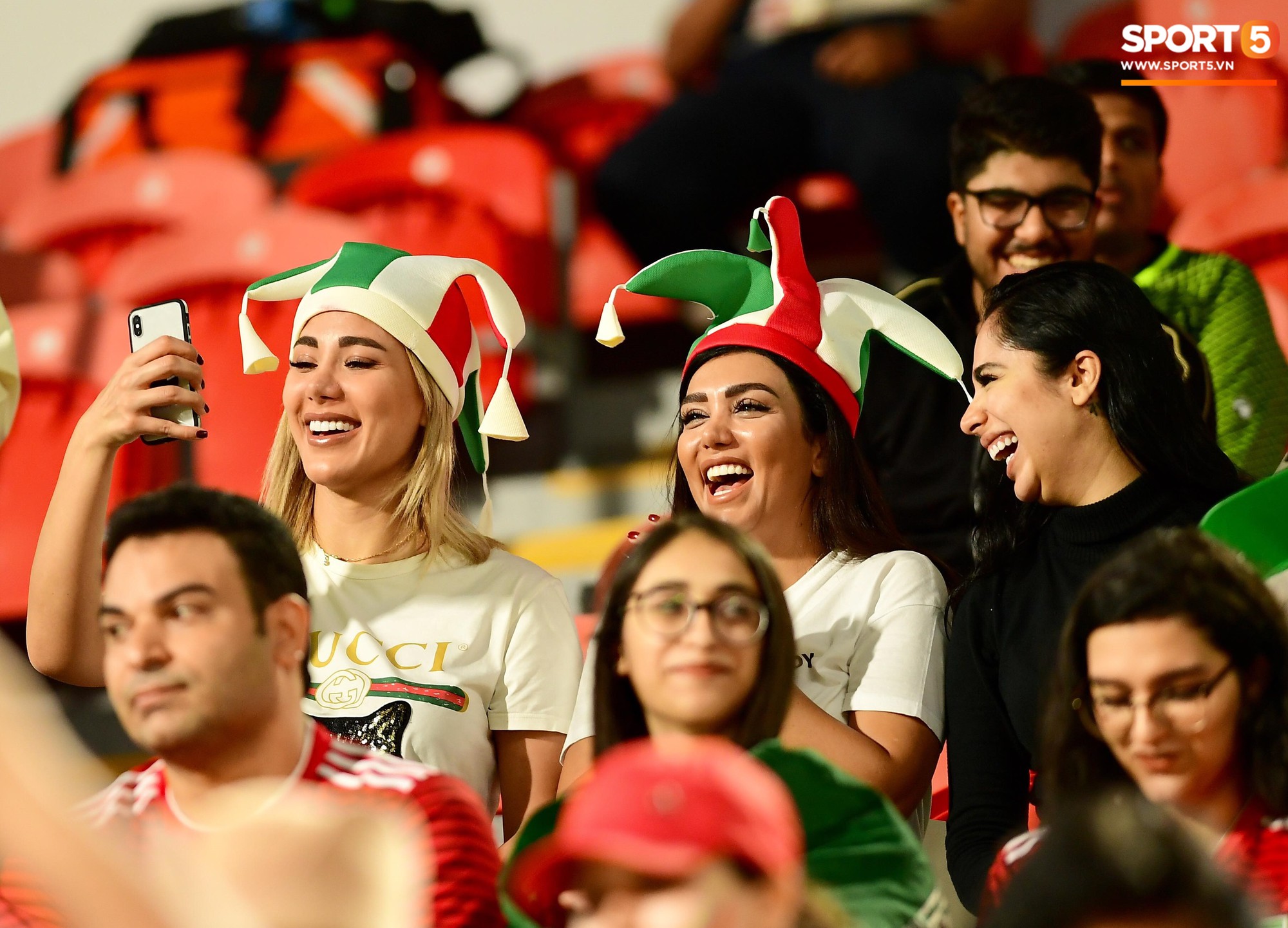 Ngất ngây với vẻ đẹp của fangirl Iran trong ngày đội nhà giành chiến thắng đậm trước Yemen - Ảnh 4. Ngất ngây với vẻ đẹp của fangirl Iran trong ngày đội nhà giành chiến thắng đậm trước Yemen - Ảnh 4.