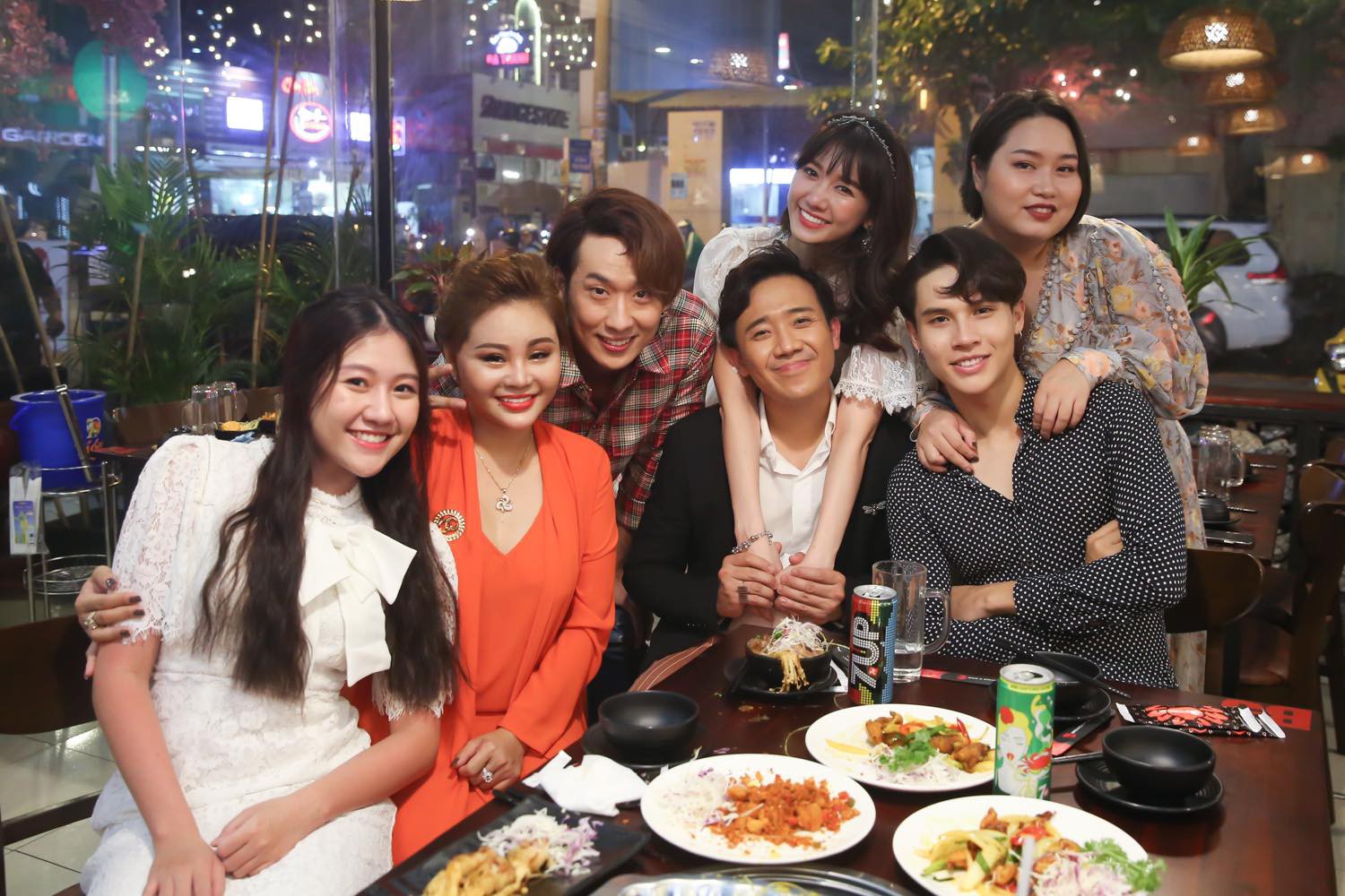 Vừa xuất hiện ở web drama của Hari Won, Trấn Thành đã bị gia đình vợ vùi dập tơi bời xác pháo - Ảnh 6. Vừa xuất hiện ở web drama của Hari Won, Trấn Thành đã bị gia đình vợ vùi dập tơi bời xác pháo - Ảnh 6.