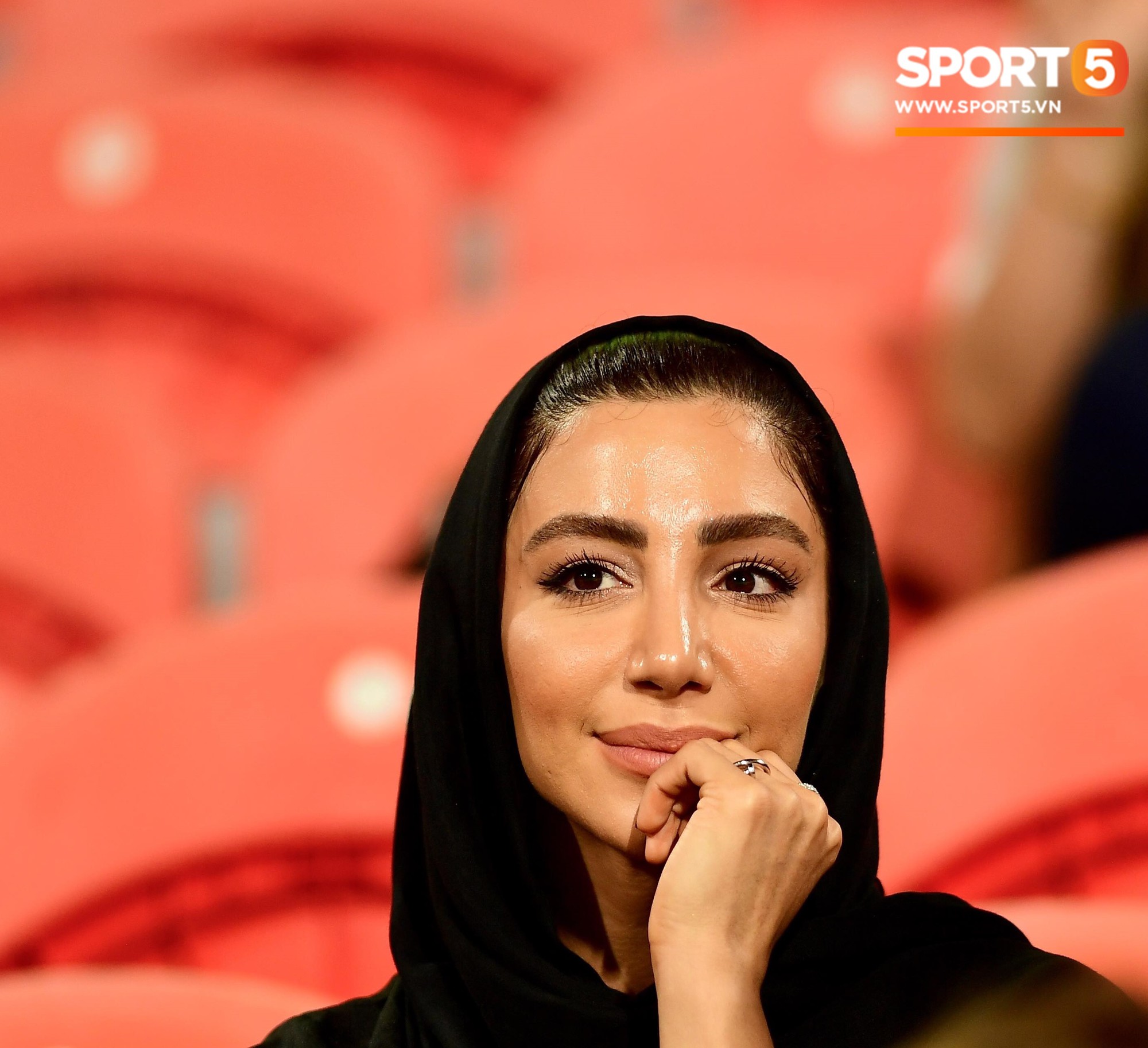 Ngất ngây với vẻ đẹp của fangirl Iran trong ngày đội nhà giành chiến thắng đậm trước Yemen - Ảnh 9. Ngất ngây với vẻ đẹp của fangirl Iran trong ngày đội nhà giành chiến thắng đậm trước Yemen - Ảnh 9.