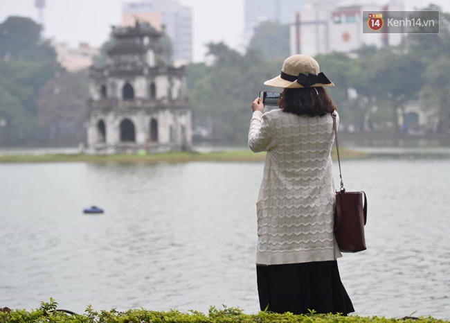 Giữa trưa Hà Nội vẫn chìm trong sương mù dày đặc, nóc các tòa cao tầng gần như biến mất hoàn toàn - Ảnh 7.