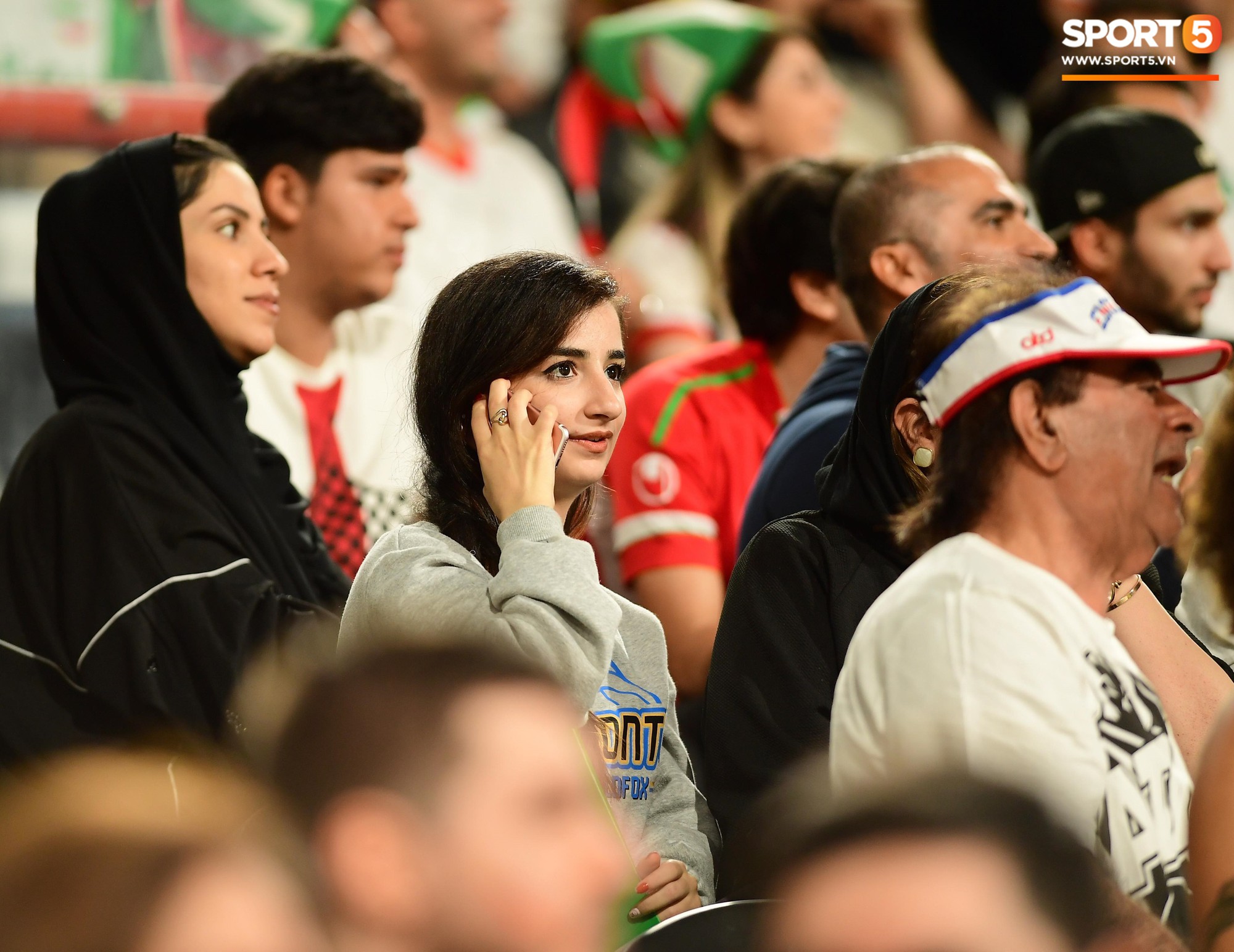 Ngất ngây với vẻ đẹp của fangirl Iran trong ngày đội nhà giành chiến thắng đậm trước Yemen - Ảnh 5. Ngất ngây với vẻ đẹp của fangirl Iran trong ngày đội nhà giành chiến thắng đậm trước Yemen - Ảnh 5.