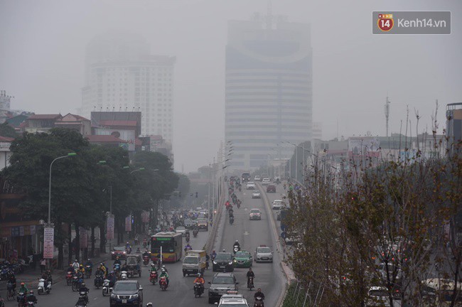 Giữa trưa Hà Nội vẫn chìm trong sương mù dày đặc, nóc các tòa cao tầng gần như biến mất hoàn toàn - Ảnh 3.