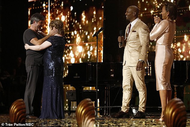 Hiện tượng Susan Boyle nhận được nút vàng đầu tiên tại Americas Got Talent - Ảnh 4.