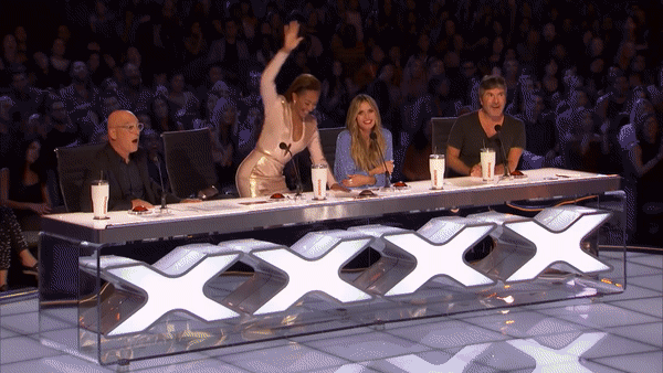 Hiện tượng Susan Boyle nhận được nút vàng đầu tiên tại Americas Got Talent - Ảnh 5.