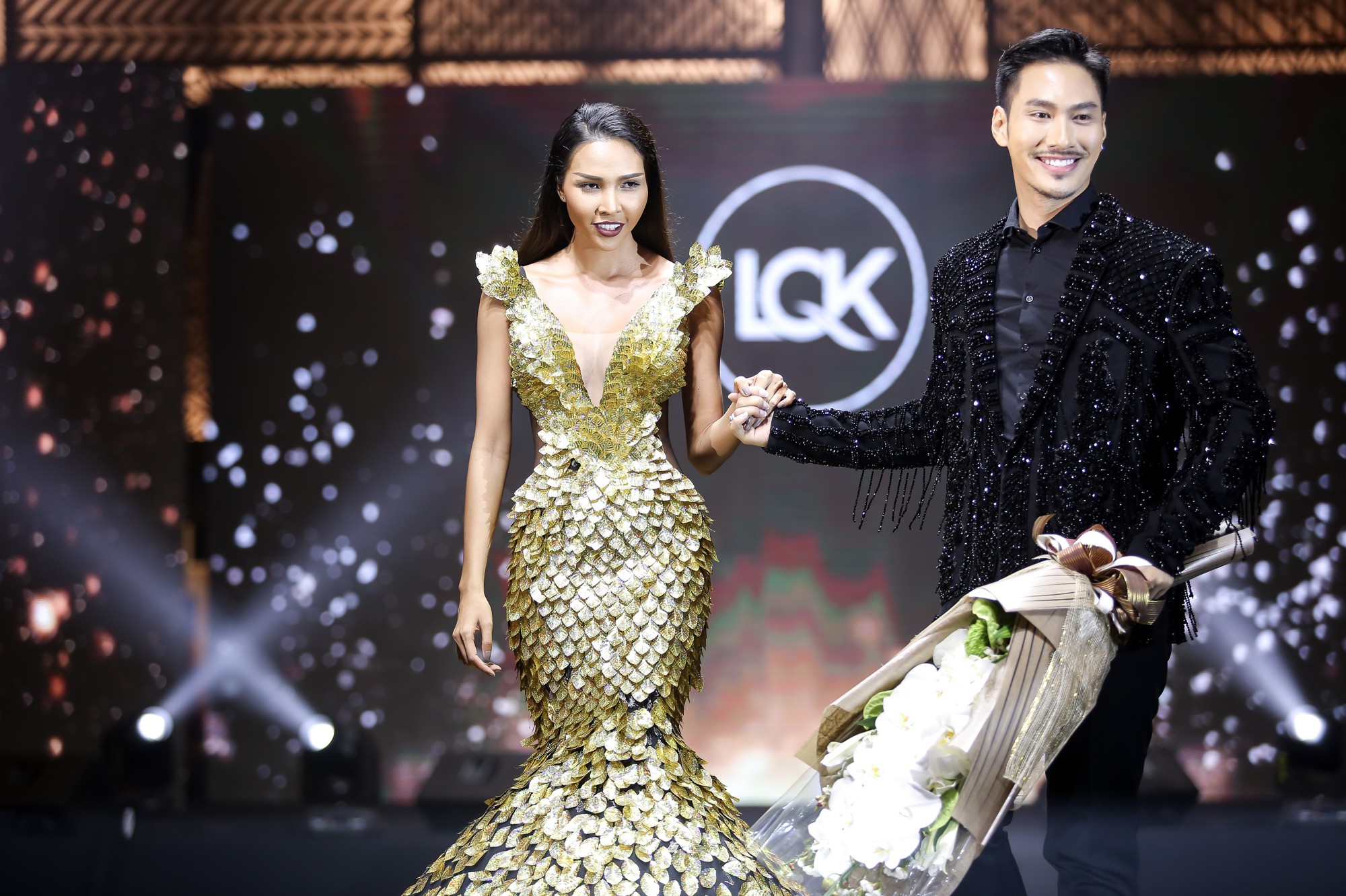 Show diễn ra đến nơi mà Lý Quí Khánh còn bị Siêu mẫu Minh Triệu tố: Tôi chỉ hợp tác với những nơi mà mình được tôn trọng! - Ảnh 1. Show diễn ra đến nơi mà Lý Quí Khánh còn bị Siêu mẫu Minh Triệu tố: Tôi chỉ hợp tác với những nơi mà mình được tôn trọng! - Ảnh 1.