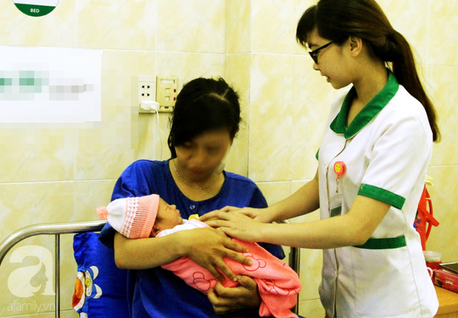 B&igrave;nh Dương: B&agrave; bầu 21 tuổi đẻ lọt nửa người em b&eacute; ra ngo&agrave;i khi sang nh&agrave; b&agrave; con chơi - Ảnh 2.