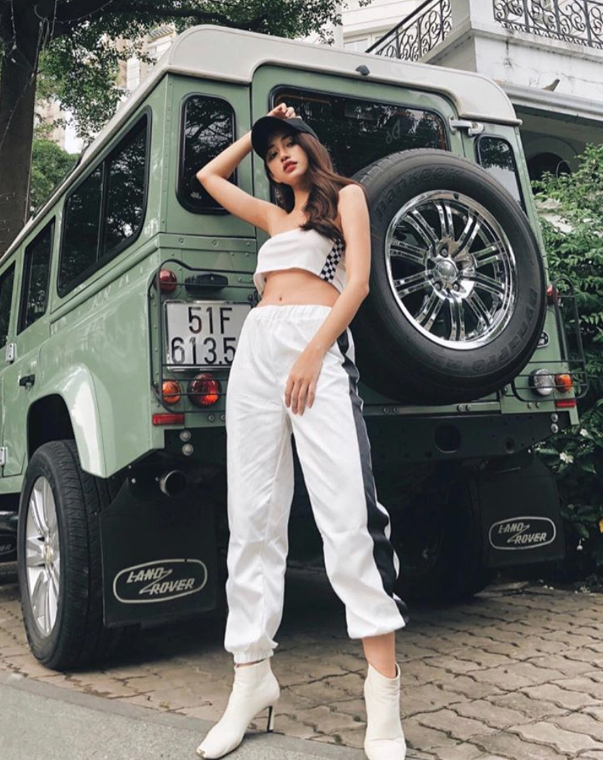 Thiên Nga The Face lại lộ hình photoshop ẩu bóp méo cả cửa cuốn - Ảnh 3. Thiên Nga The Face lại lộ hình photoshop ẩu bóp méo cả cửa cuốn - Ảnh 3.