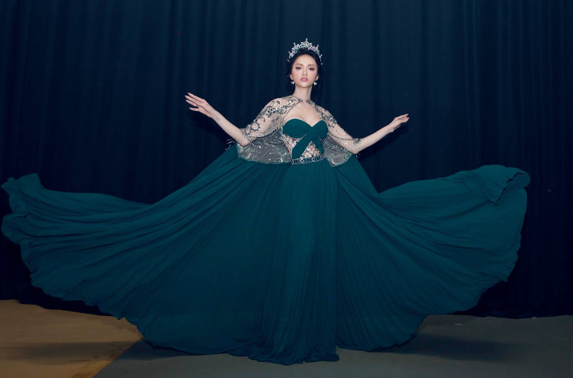 Nh&igrave;n c&aacute;ch tạo d&aacute;ng kiểu bung lụa của H&ograve;a Minzy, chẳng hiểu sao d&acirc;n t&igrave;nh lại nghĩ ngay tới Hoa hậu Hương Giang - Ảnh 5.