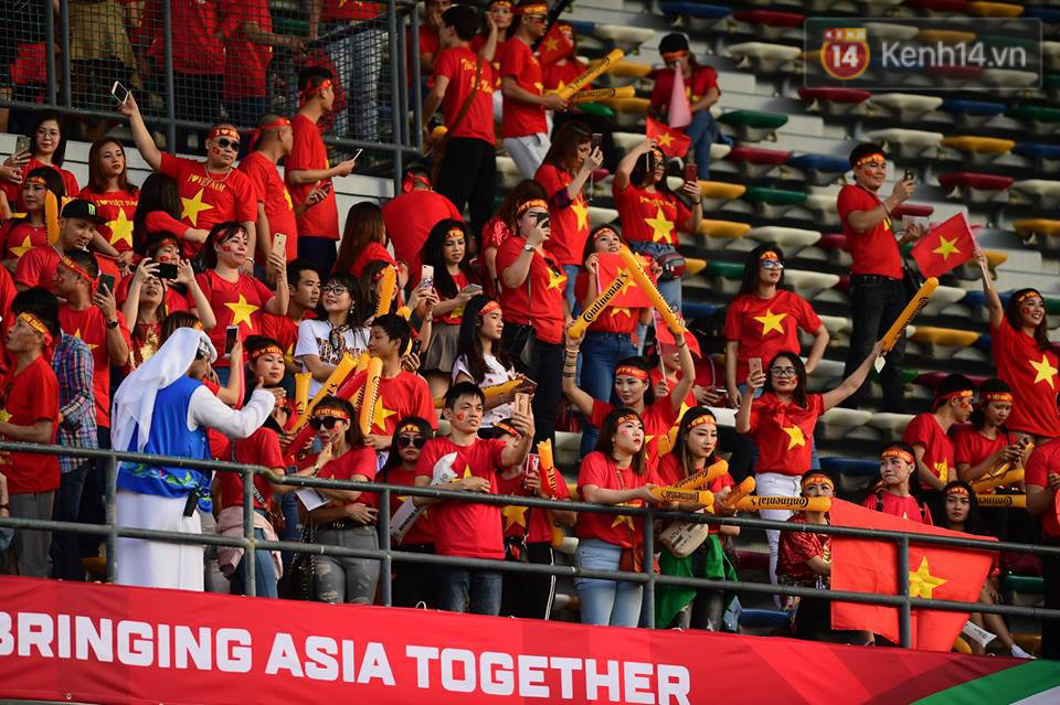 CĐV Việt Nam bị tịch thu kèn vuvuzela vì gây ồn ào nơi đất khách UAE - Ảnh 1. CĐV Việt Nam bị tịch thu kèn vuvuzela vì gây ồn ào nơi đất khách UAE - Ảnh 1.