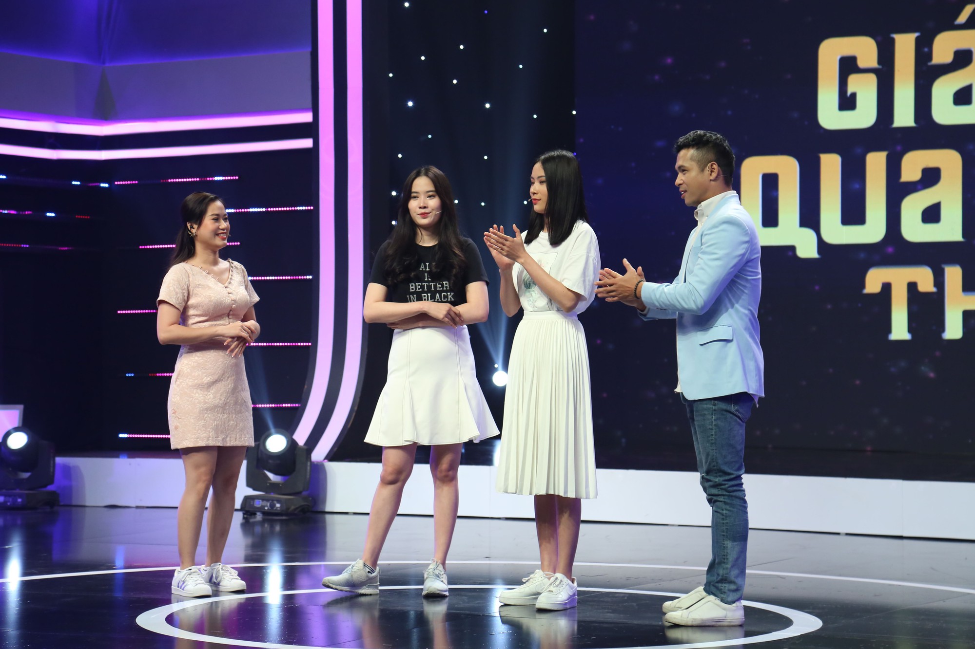 Cả trường quay ngơ ngác nghe chị em Nam Anh - Nam Em say sưa kể chuyện ấu thơ - Ảnh 1. Cả trường quay ngơ ngác nghe chị em Nam Anh - Nam Em say sưa kể chuyện ấu thơ - Ảnh 1.