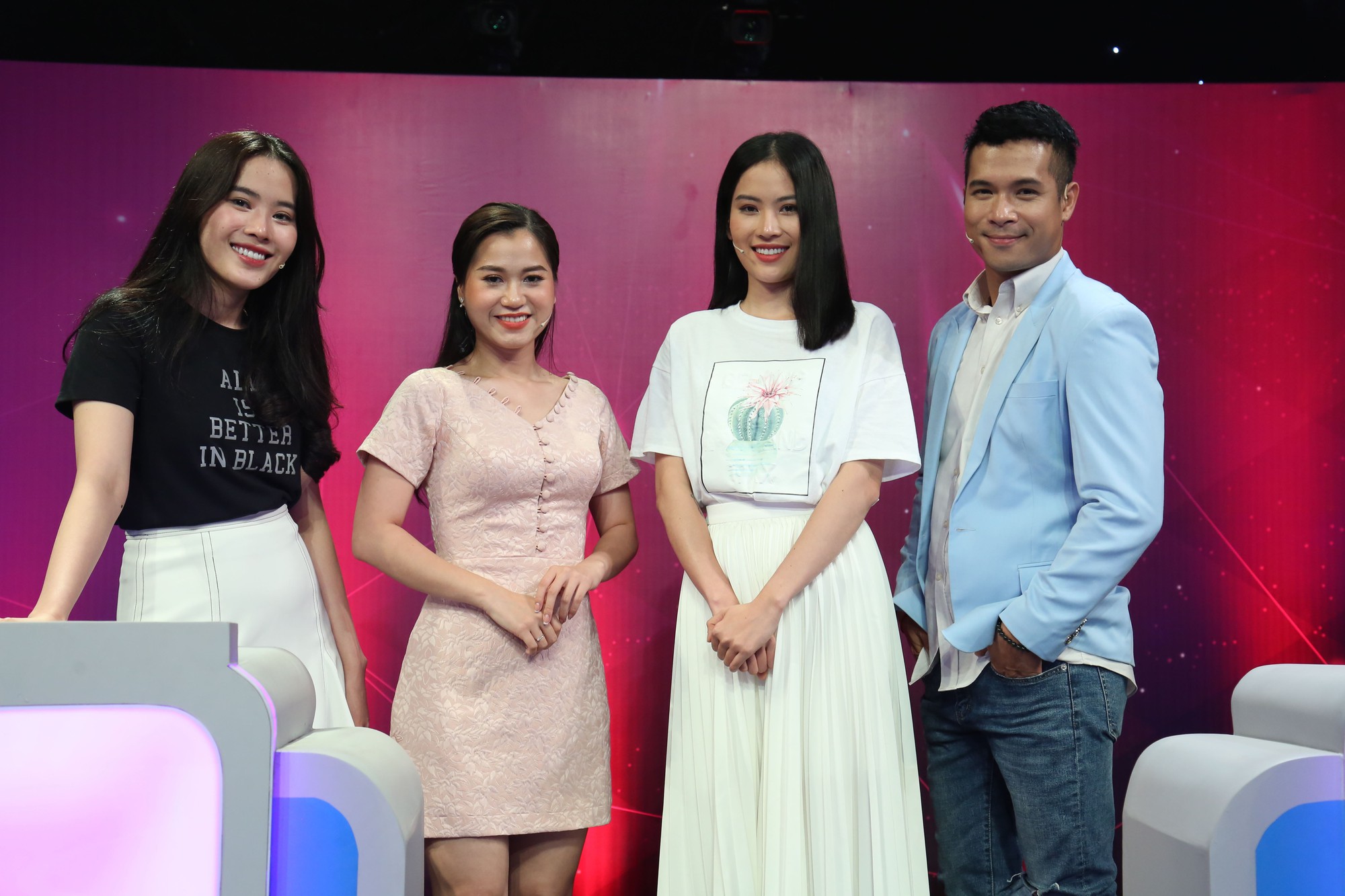 Cả trường quay ngơ ngác nghe chị em Nam Anh - Nam Em say sưa kể chuyện ấu thơ - Ảnh 3. Cả trường quay ngơ ngác nghe chị em Nam Anh - Nam Em say sưa kể chuyện ấu thơ - Ảnh 3.