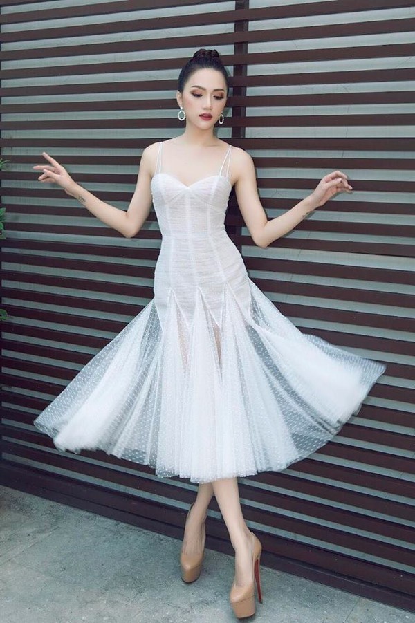 Nh&igrave;n c&aacute;ch tạo d&aacute;ng kiểu bung lụa của H&ograve;a Minzy, chẳng hiểu sao d&acirc;n t&igrave;nh lại nghĩ ngay tới Hoa hậu Hương Giang - Ảnh 4.