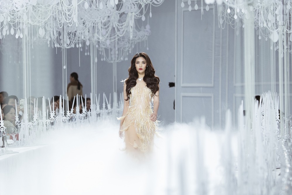 Thưởng lãm xong show của Lý Quí Khánh lại càng xuýt xoa trước bữa tiệc xa hoa 8 năm trước của Chanel - Ảnh 2. Thưởng lãm xong show của Lý Quí Khánh lại càng xuýt xoa trước bữa tiệc xa hoa 8 năm trước của Chanel - Ảnh 2.