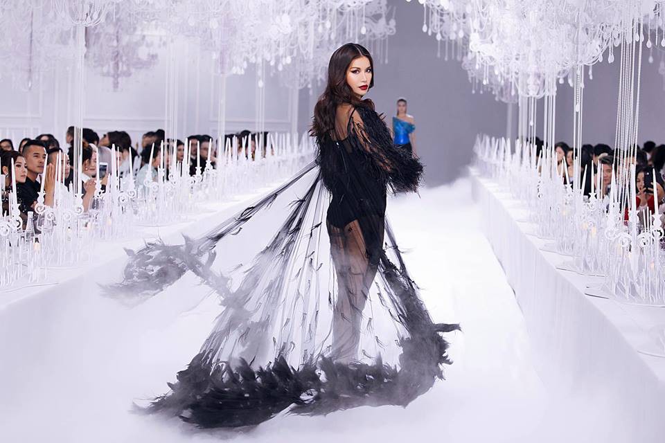 Thưởng lãm xong show của Lý Quí Khánh lại càng xuýt xoa trước bữa tiệc xa hoa 8 năm trước của Chanel - Ảnh 3. Thưởng lãm xong show của Lý Quí Khánh lại càng xuýt xoa trước bữa tiệc xa hoa 8 năm trước của Chanel - Ảnh 3.