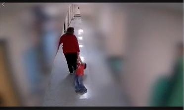 Phẫn nộ cảnh c&ocirc; gi&aacute;o k&eacute;o l&ecirc; học sinh tự kỷ dọc h&agrave;nh lang - Ảnh 1.