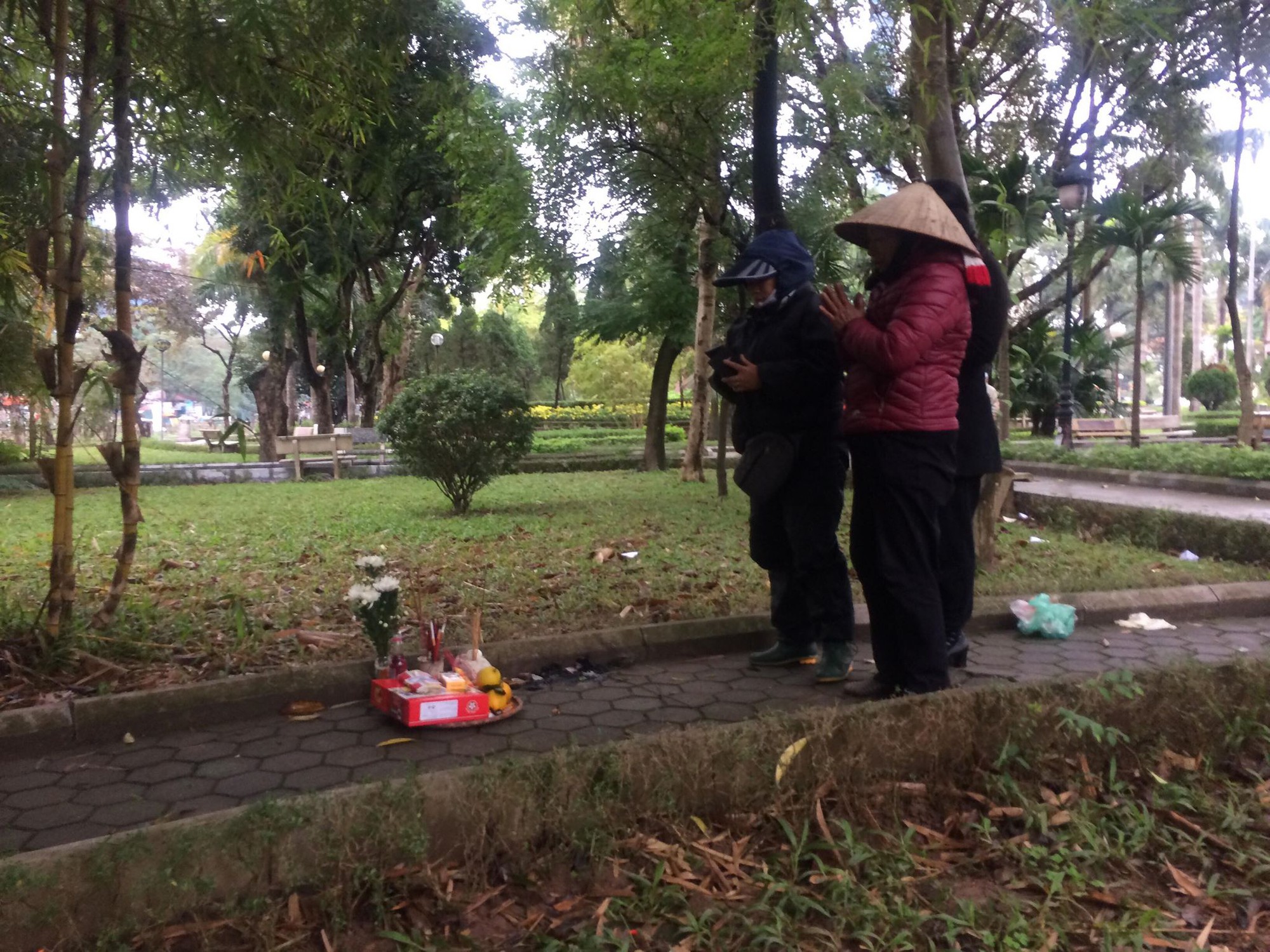 Người quen nói về hoàn cảnh cô gái tử vong lõa thể trong công viên Hà Nội: Tội nghiệp, mẹ mới mất chưa được 49 ngày - Ảnh 1. Người quen nói về hoàn cảnh cô gái tử vong lõa thể trong công viên Hà Nội: Tội nghiệp, mẹ mới mất chưa được 49 ngày - Ảnh 1.