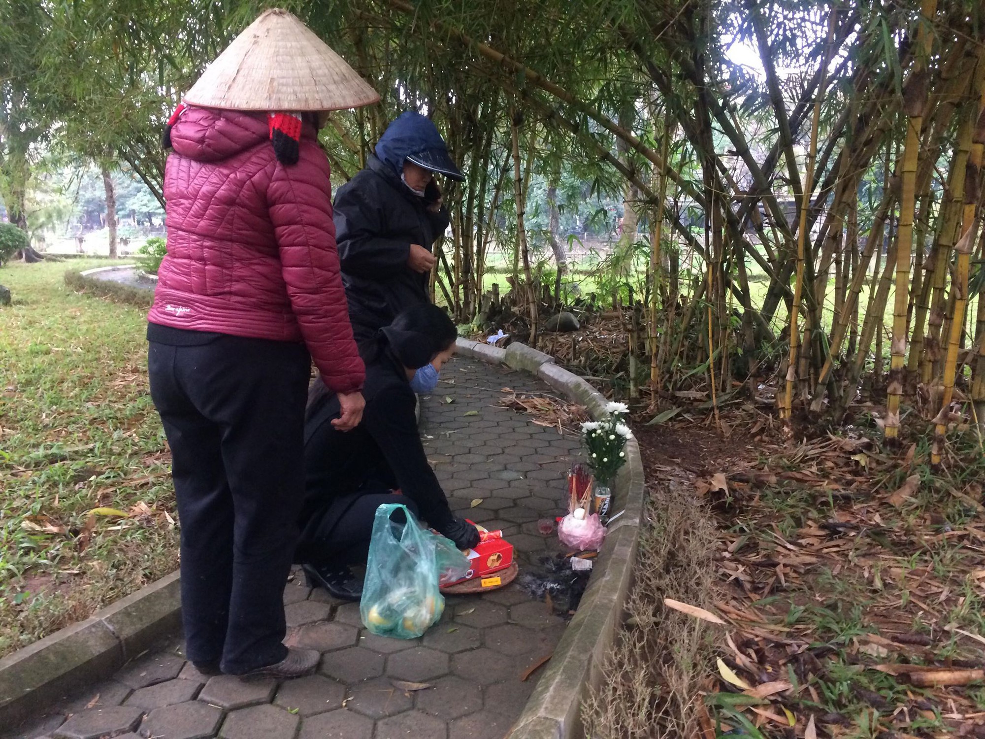Người quen nói về hoàn cảnh cô gái tử vong lõa thể trong công viên Hà Nội: Tội nghiệp, mẹ mới mất chưa được 49 ngày - Ảnh 2. Người quen nói về hoàn cảnh cô gái tử vong lõa thể trong công viên Hà Nội: Tội nghiệp, mẹ mới mất chưa được 49 ngày - Ảnh 2.