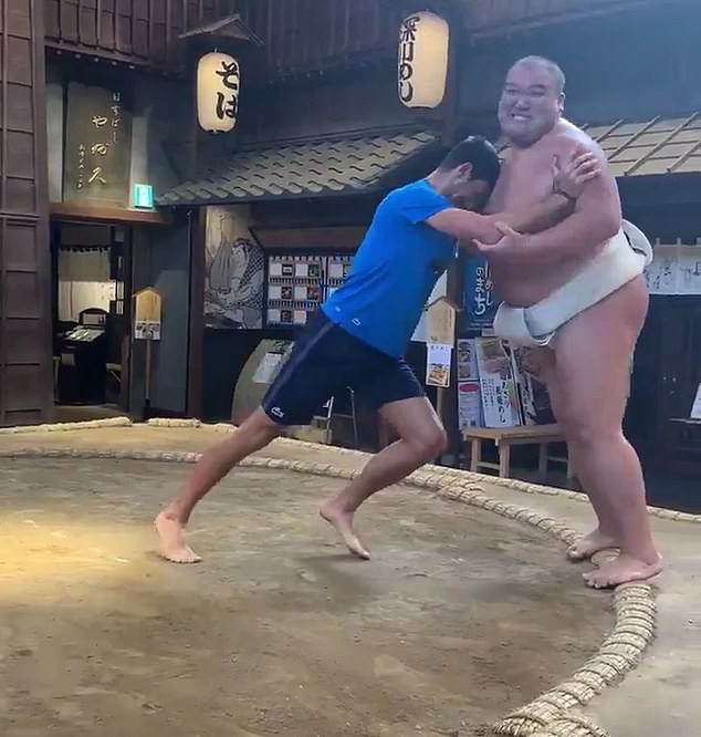 Tay vợt số 1 thế giới liều mình thượng đài cùng võ sĩ sumo có thể hình vượt trội, cái kết thì khiến ai cũng hài lòng - Ảnh 3.