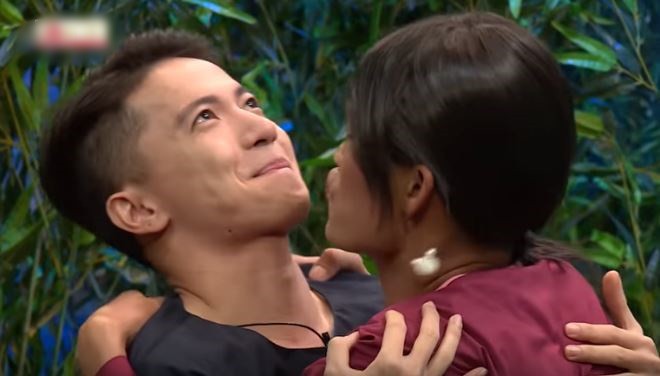 S.T Sơn Thạch bị Mạc Văn Khoa cưỡng hôn đầy lộ liễu, vẻ mặt cam chịu nhanh chóng thu hút triệu views! - Ảnh 4.