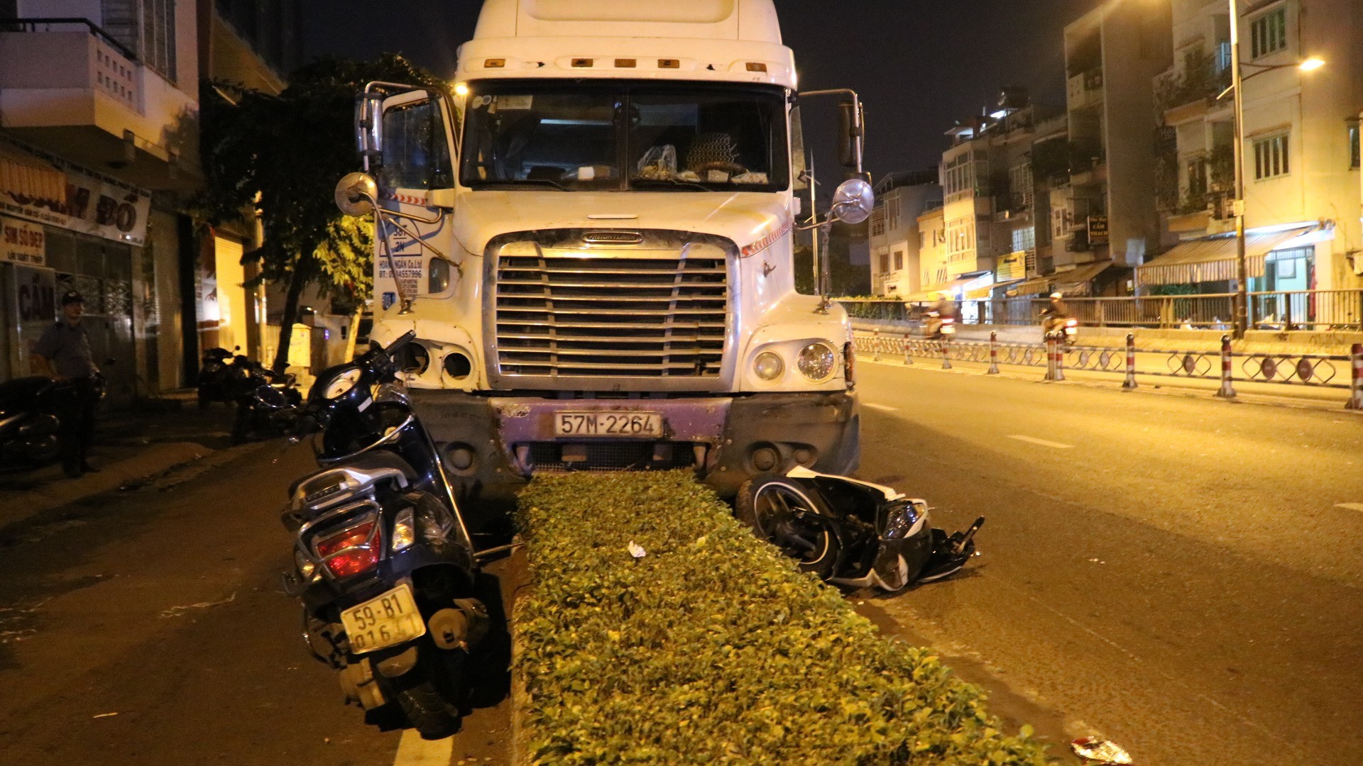 3 người đi xe máy nhập viện trong đó có cô gái trẻ bị thương rất nặng do bị xe container tông.