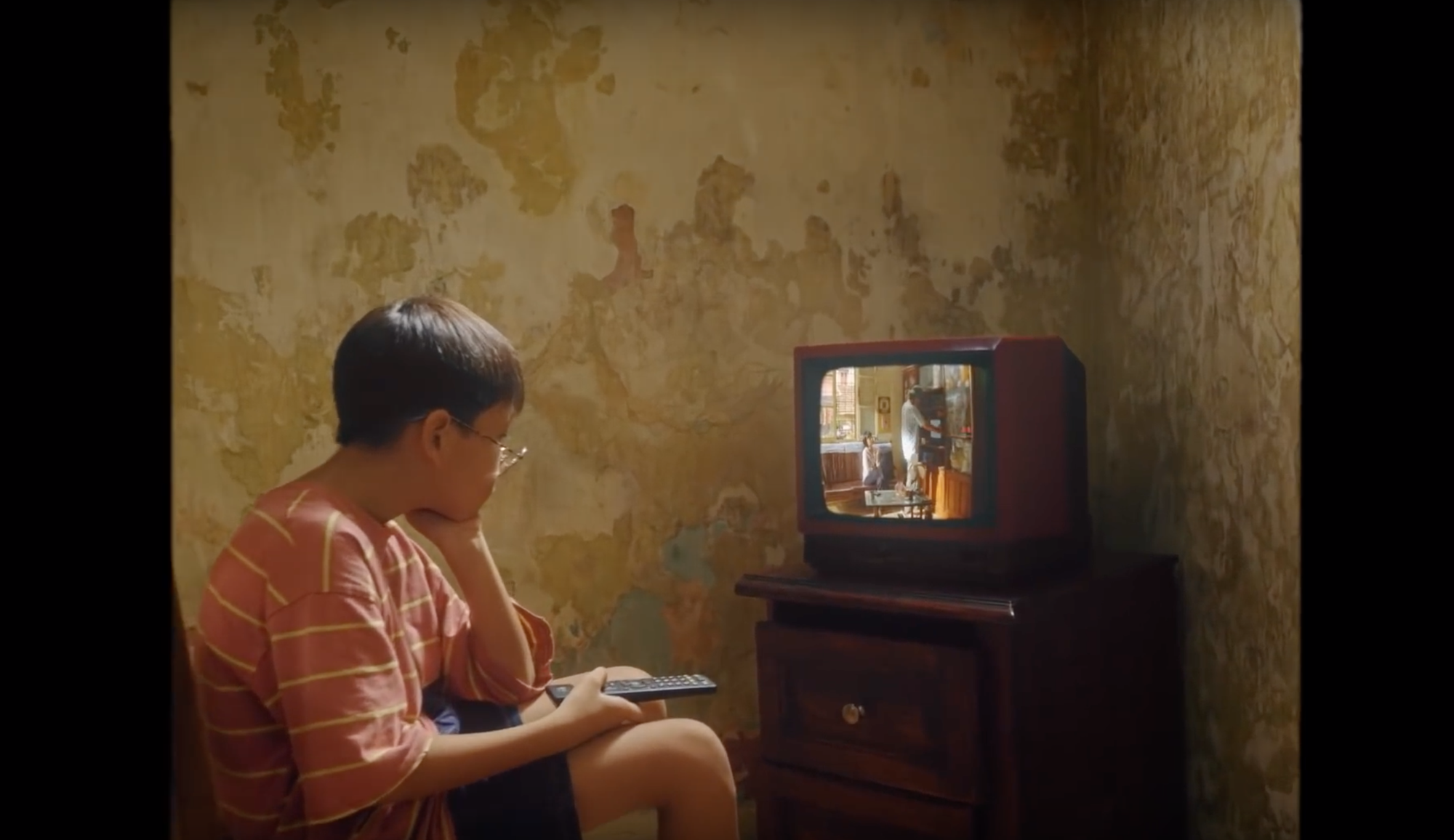 Ngọt bất ngờ tung MV mới Chuyển k&ecirc;nh: kh&ocirc;ng phải thuốc chữa bệnh nhưng phải đọc kĩ hướng dẫn sử dụng nh&eacute; v&igrave; rất dễ bị nghiện! - Ảnh 6.