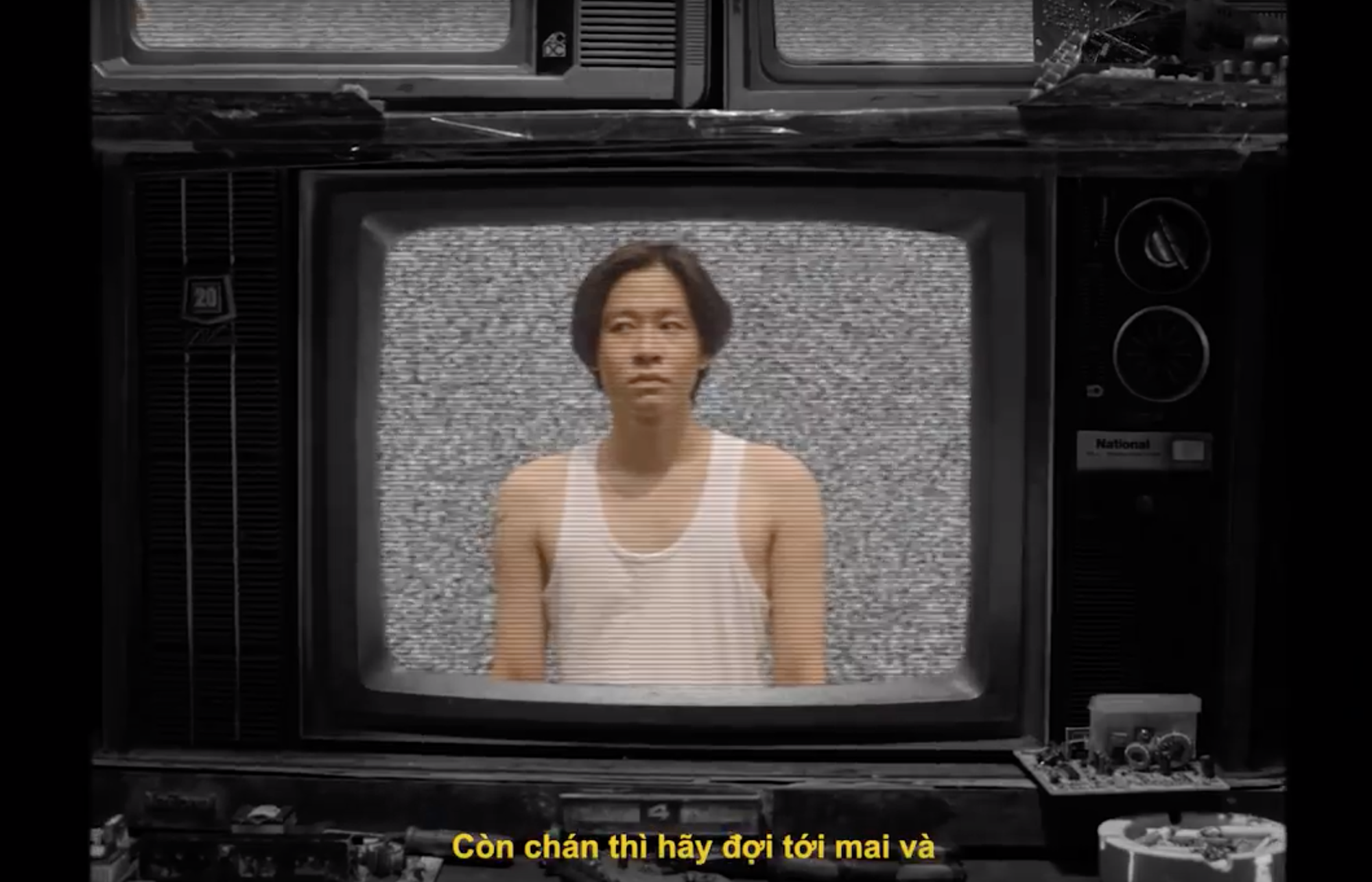 Ngọt bất ngờ tung MV mới Chuyển k&ecirc;nh: kh&ocirc;ng phải thuốc chữa bệnh nhưng phải đọc kĩ hướng dẫn sử dụng nh&eacute; v&igrave; rất dễ bị nghiện! - Ảnh 2.