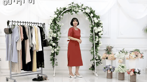 10 gợi ý lên đồ chuẩn chỉnh giúp bạn thật đẹp đi dự đám cưới mà không sợ bị đánh giá làm lố - Ảnh 1.