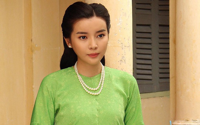 Style ngoài đời của mợ Hai (Tiếng Sét Trong Mưa): Tươi trẻ, sexy có cả nhưng ấn tượng nhất là những màn khoe chân siêu nuột - Ảnh 2.