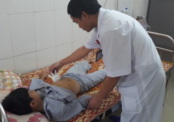 B&eacute; 8 tuổi bị gốc cỏ voi đ&acirc;m thủng bụng - Ảnh 2.