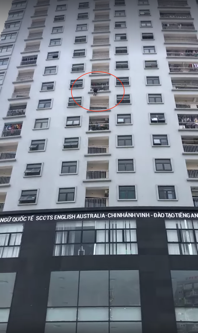 Giải cứu một phụ nữ kẹt ở lan can tầng 10 chung cư vì nhảy lầu tự tử - Ảnh 3.