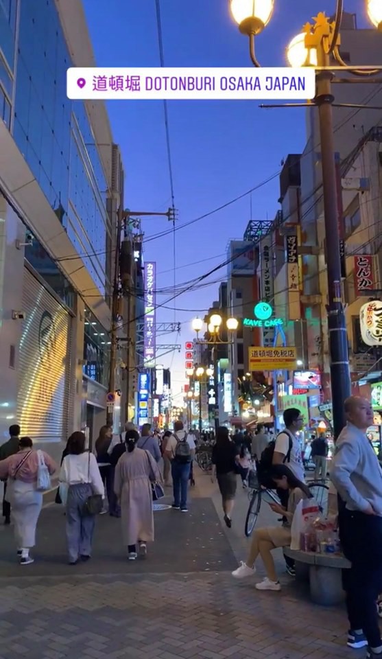 Cả Minh Hằng và Chi Pu đều check-in ở khu phố ăn chơi bậc nhất của Nhật Bản trong cùng 1 ngày, nơi đó có gì mà hot thế? - Ảnh 1.