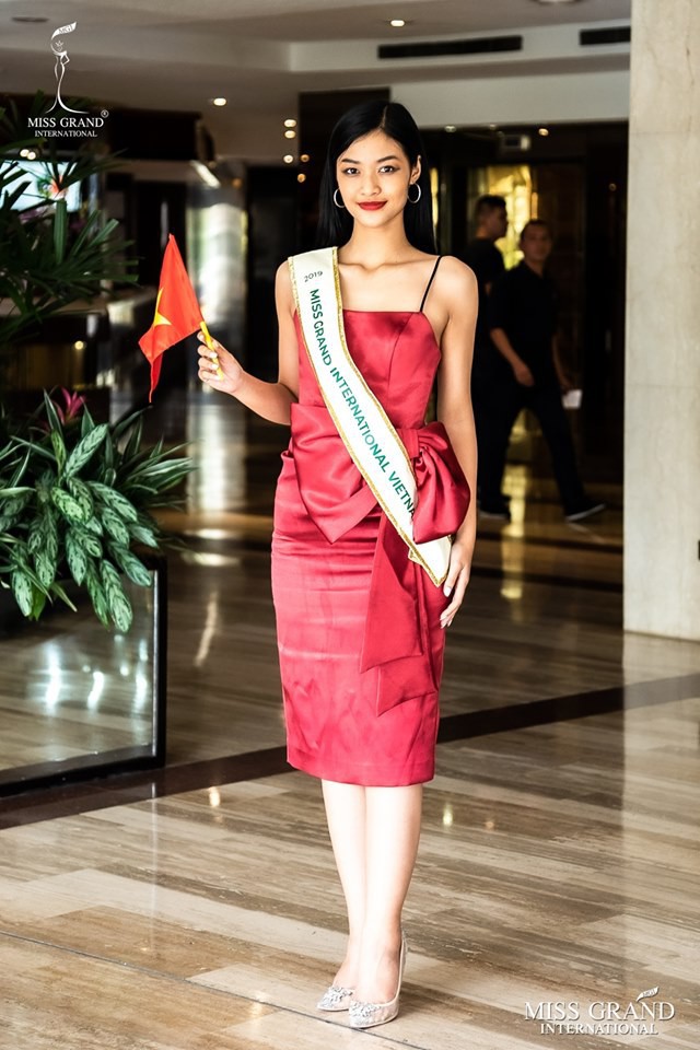 Các fan kêu trời khi Kiều Loan bị chuyên gia của Miss Grand International trang điểm dìm hàng vì quá nhợt nhạt - Ảnh 5.