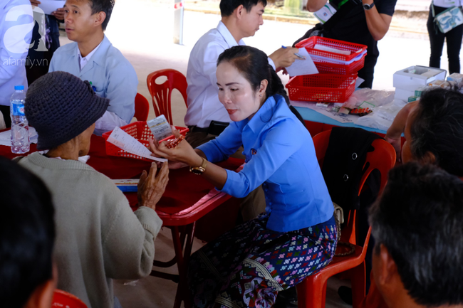Hình ảnh xúc động tại Lào: Con trai út cõng cha già 77 tuổi bị liệt vượt hàng chục cây số đến nhờ bác sĩ Việt chữa trị - Ảnh 9.