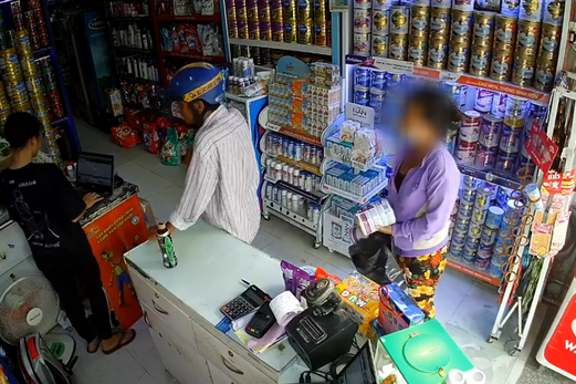 Góc lỗ vốn: Vào mua túi bỉm, cặp đôi trung niên che chắn cho nhau trộm luôn 4 hộp sữa ngay trước mặt nhân viên bán hàng - Ảnh 2.