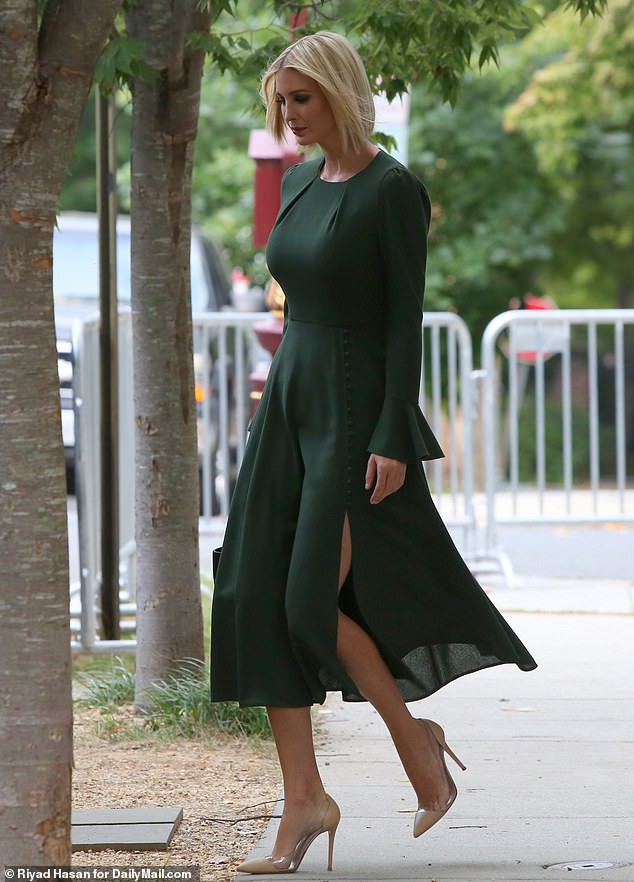 &ldquo;Đ&aacute;nh bại&rdquo; Meghan Markle nhưng &aacute;i nữ tổng thống Trump vẫn thua đẹp trước c&ocirc;ng nương Kate khi diện đồ hao hao - Ảnh 1.