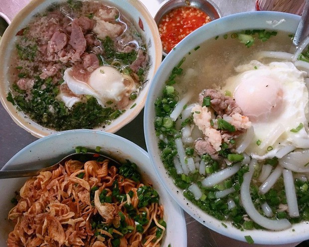 Là MC có thu nhập khủng nhất nhì Việt Nam nhưng Trấn Thành ăn uống lại cực giản dị, toàn rủ bạn bè đi ăn đồ vỉa hè bình dân - Ảnh 8.