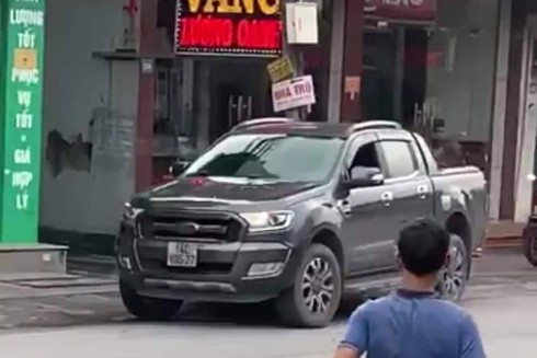 Thưởng 10 triệu đồng cho l&aacute;i xe h&uacute;c ng&atilde; t&ecirc;n cướp tiệm v&agrave;ng tại Quảng Ninh - Ảnh 2.