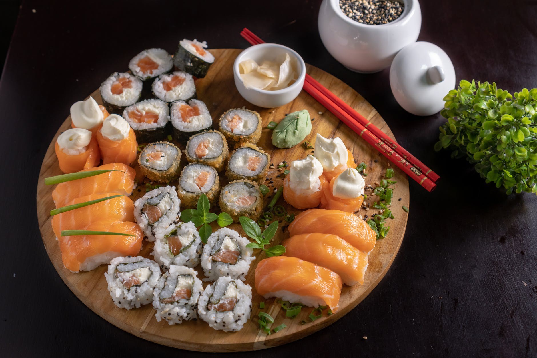 Đố bạn biết sushi và kimbap có gì khác nhau: Ngoài xuất xứ từ 2 quốc gia, điểm đặc trưng này mới là quyết định! - Ảnh 2.
