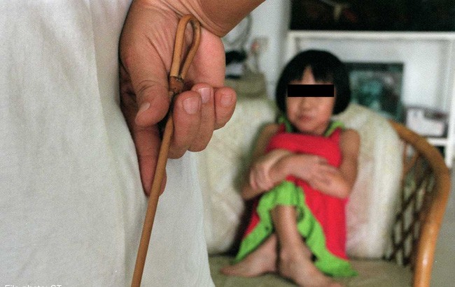Bé gái 8 tuổi vỡ mạch máu não rồi qua đời sau khi bị mẹ đánh vào gáy do giải sai bài tập - Ảnh 1.