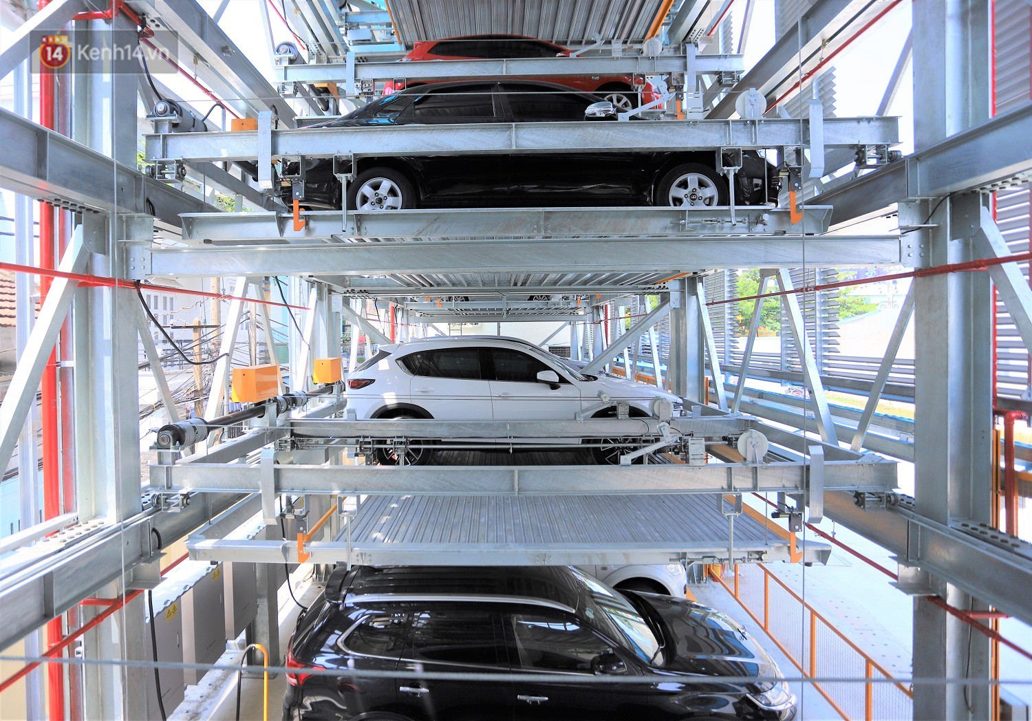 Cận cảnh bãi đỗ xe 6 tầng thông minh, tự động xếp hình đầu tiên ở Đà Nẵng - Ảnh 3. Cận cảnh bãi đỗ xe 6 tầng thông minh, tự động xếp hình đầu tiên ở Đà Nẵng - Ảnh 3.