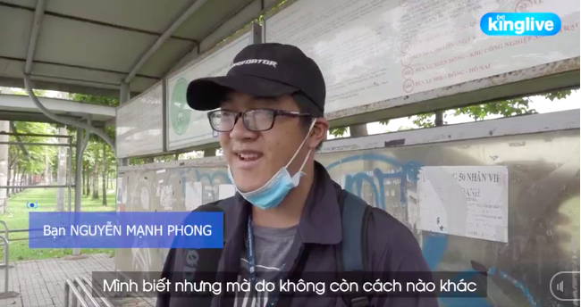 Clip: Sinh viên Sài Gòn liều mình trèo qua dải phân cách sang đường tại điểm đen tử thần trên xa lộ Hà Nội - Ảnh 2.