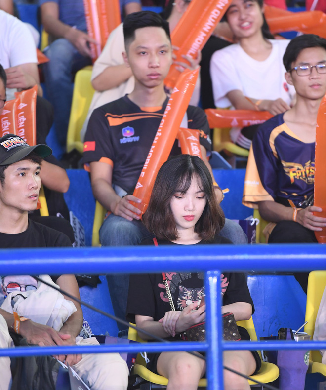 Chẳng kém gì bóng đá, ngày Chung kết giải Esports lớn nhất Việt Nam cũng quy tụ đủ đầy dàn gái xinh! - Ảnh 8.