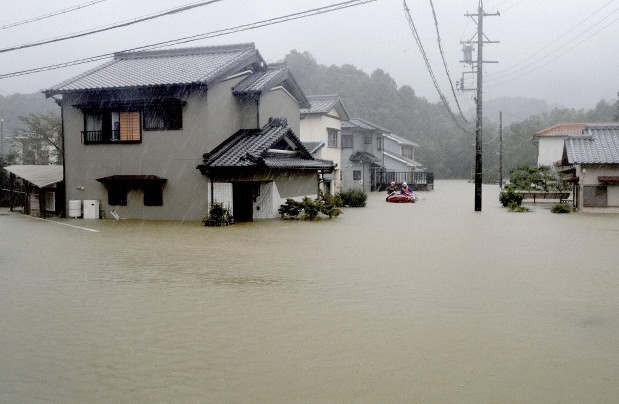 Siêu bão Hagibis chính thức đổ bộ vào Nhật Bản, khiến ít nhất 1 người chết, 33 người bị thương, dự kiến xả đập khiến nguy cơ lũ lụt trên diện rộng - Ảnh 1.