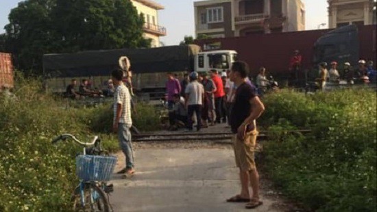 Người đàn ông đi xe đạp điện bị tàu hỏa đâm tử vong - Ảnh 1.