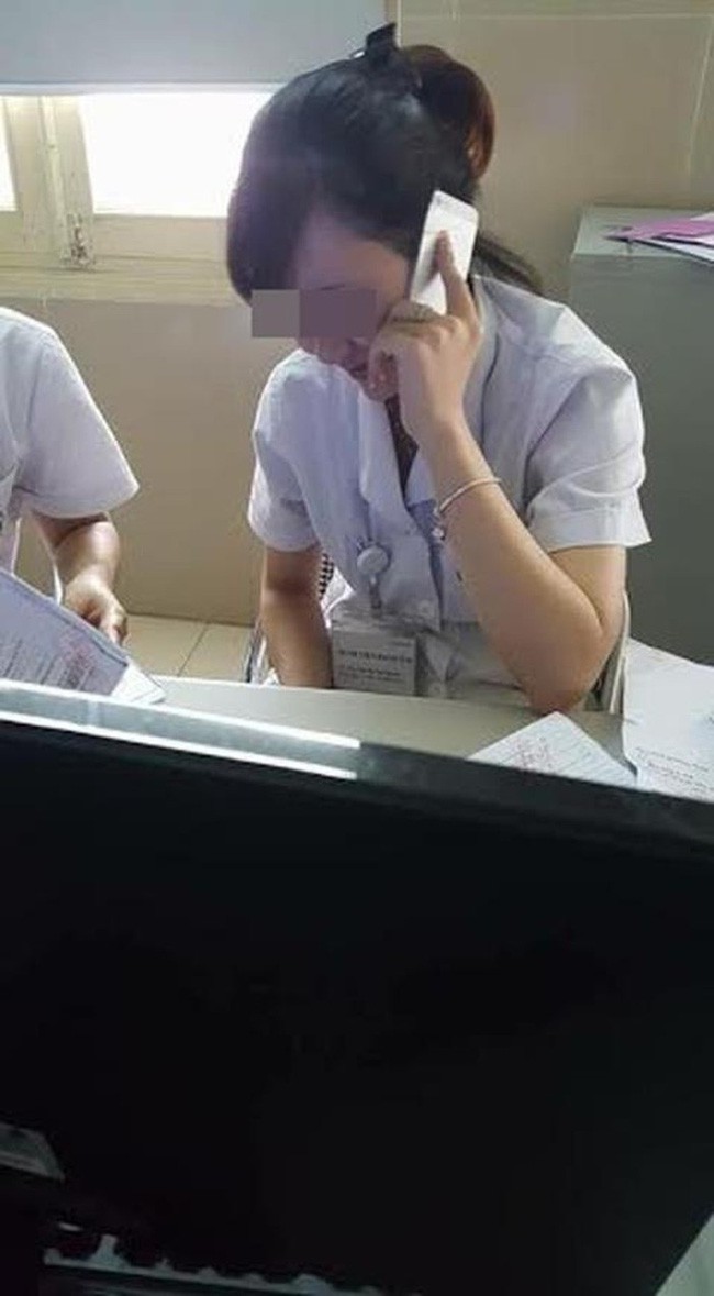 X&ocirc;n xao h&igrave;nh ảnh b&aacute;c sĩ ngồi thản nhi&ecirc;n xem điện thoại d&ugrave; bệnh nh&acirc;n xếp h&agrave;ng d&agrave;i chờ đợi trong giờ h&agrave;nh ch&iacute;nh - Ảnh 3.