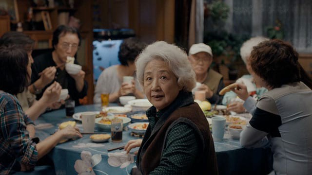 Review The Farewell: Lời nói dối chân thành nhất thế gian khiến ai nấy xem xong đều muốn chạy ngay về nhà - Ảnh 7.