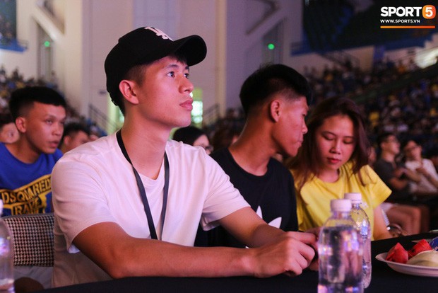 Đình Trọng bảnh bao, cùng bạn gái và em trai dự sự kiện Esports lớn nhất Việt Nam ngày hôm nay - Ảnh 1.